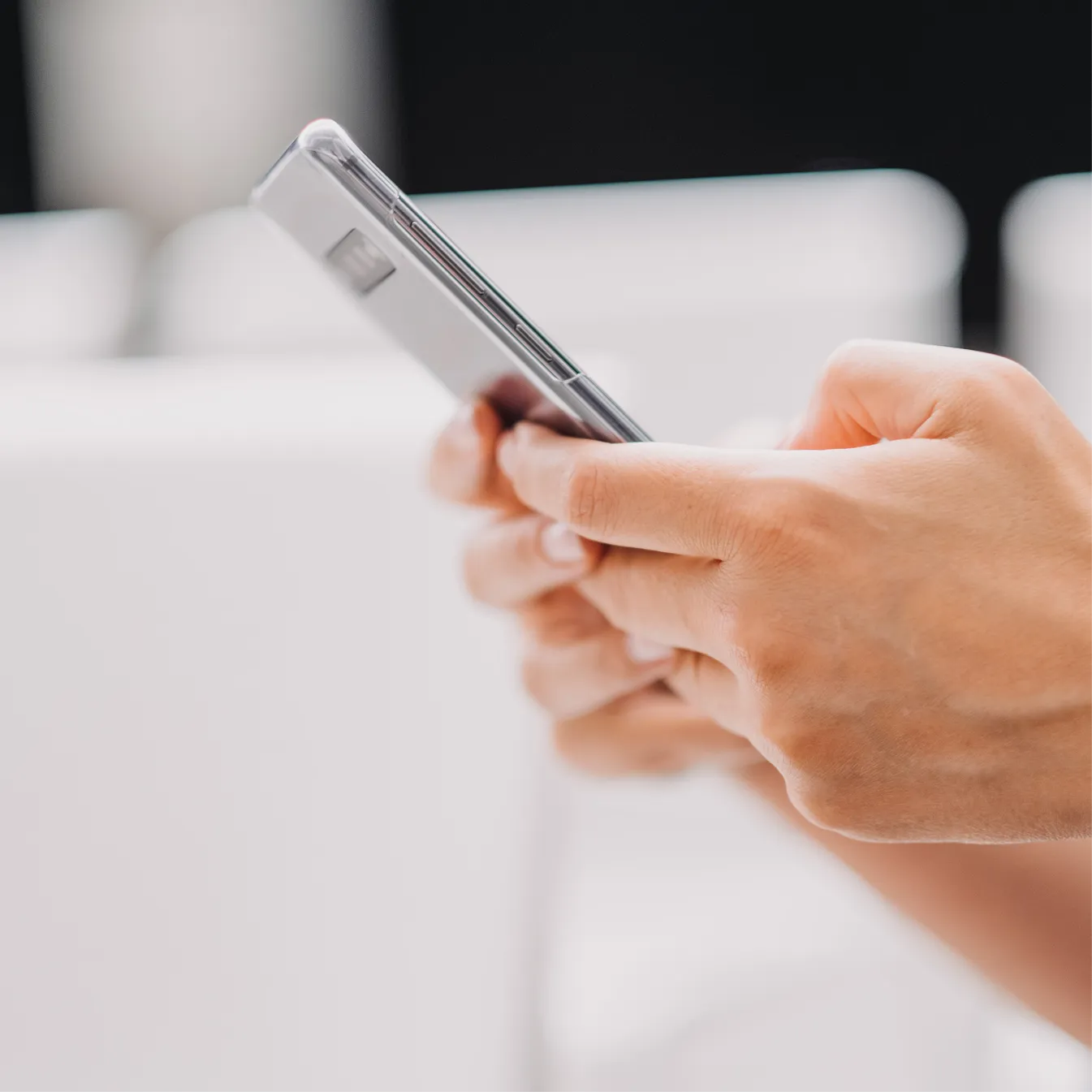 Attendee holding a phone at an event